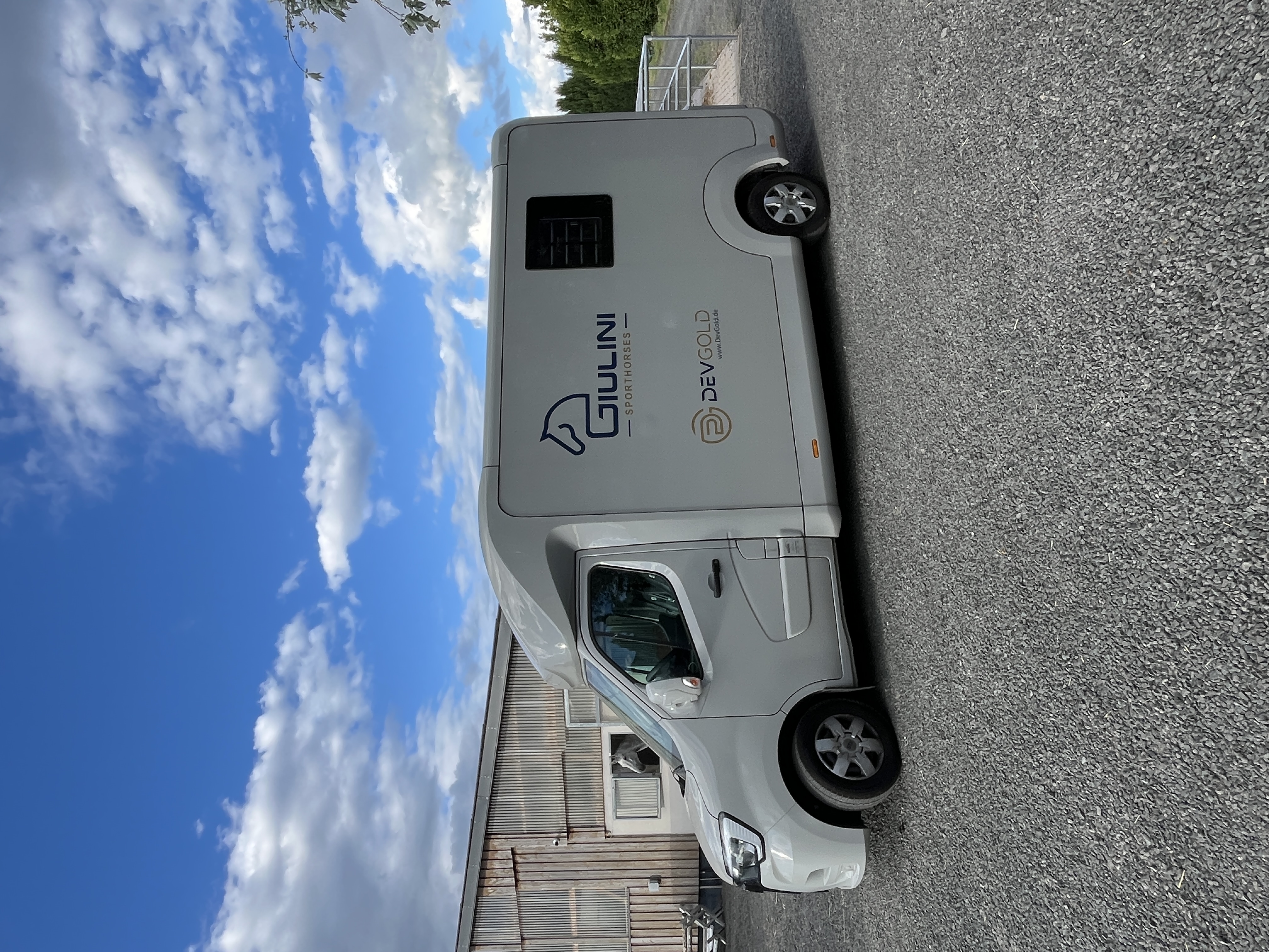 Renault Master Horsebox STX mit Giulini-Sporthorses-Beschriftung, Seitenansicht