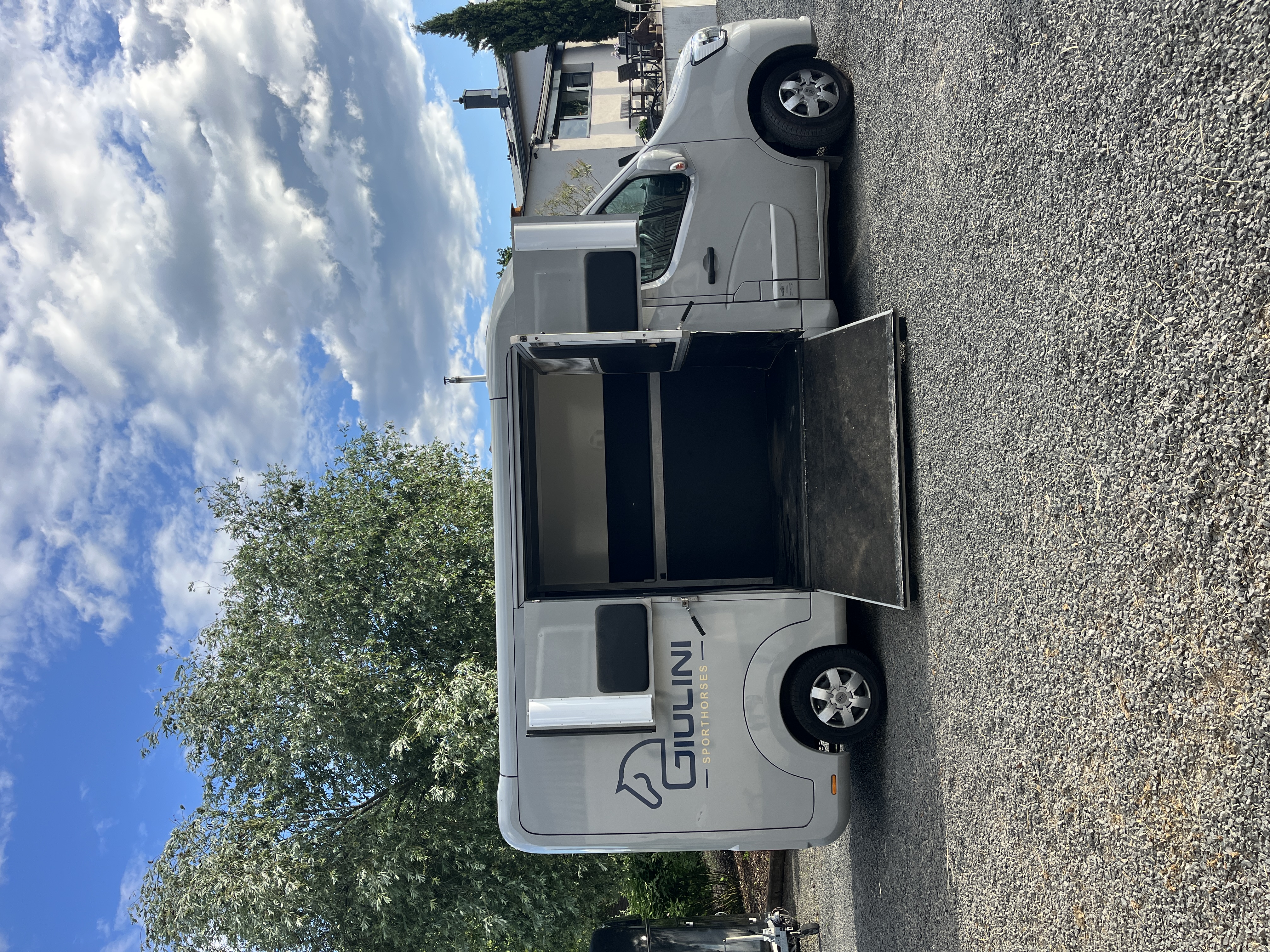 Renault Master Horsebox STX, Außenansicht